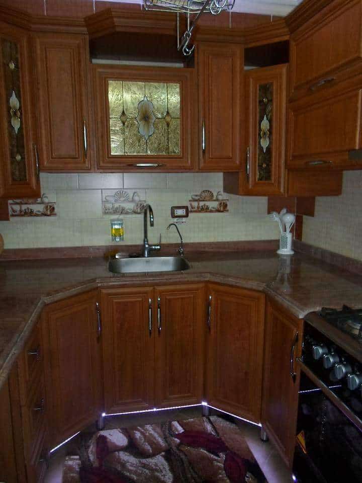 اشكال مطابخ خشمونيوم مساحات صغيرة 2025 2 مطابخ خشمونيوم مساحات صغيرة