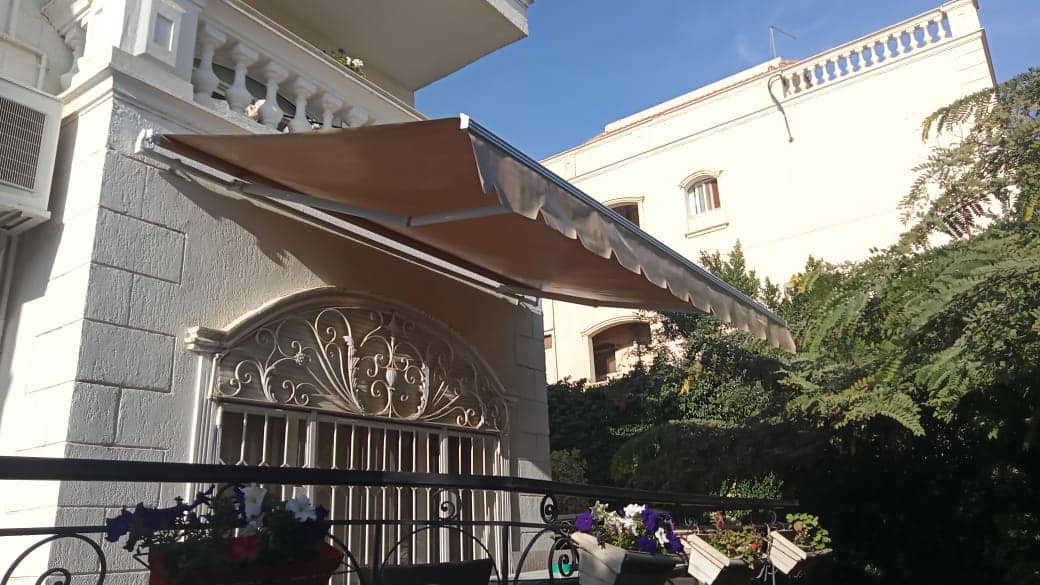 مظلات خارجية متحركة حديثة 01555464501 14 تفصيل مظلات حدائق فرنساوي تحكم يدوي